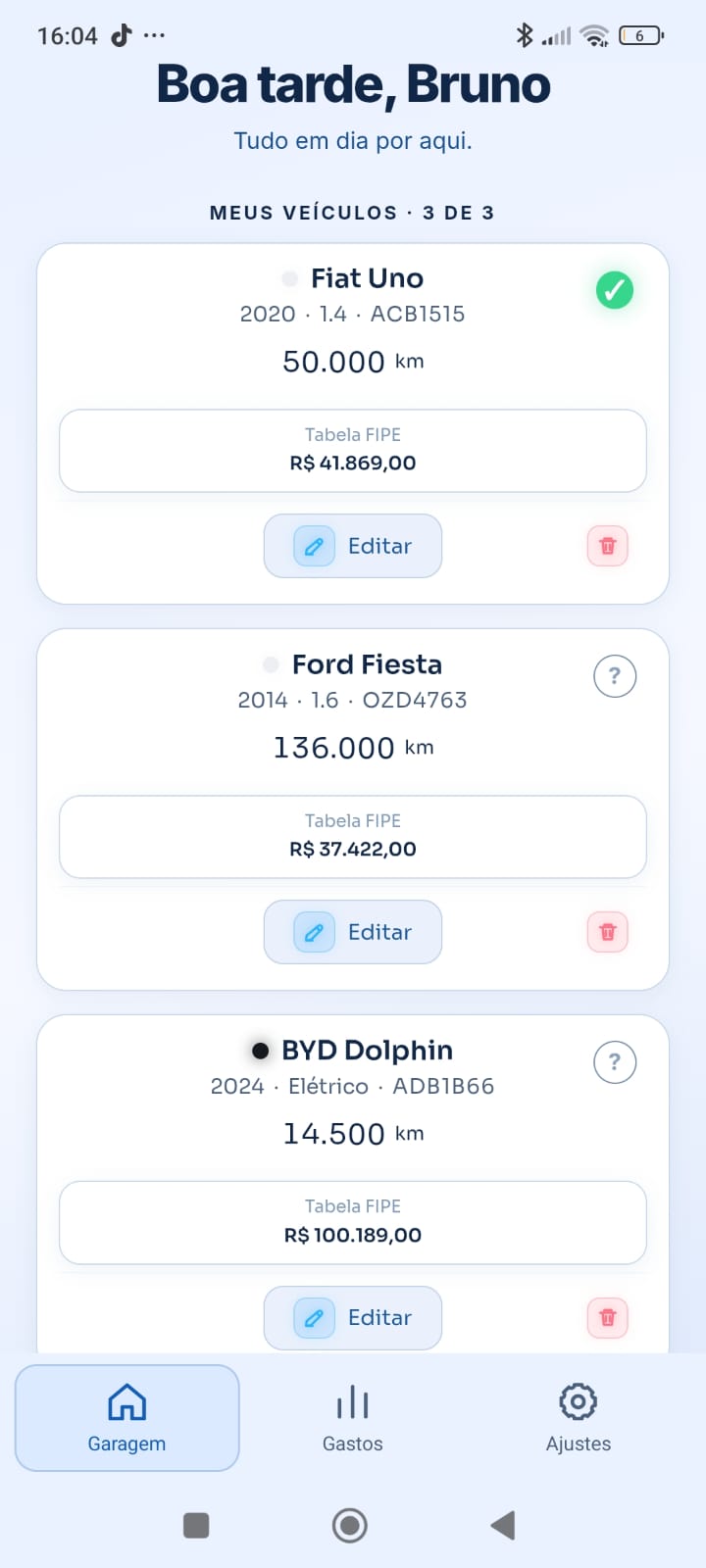 Garagem do TMy Car no tema claro, com veículos, quilometragem e valores FIPE